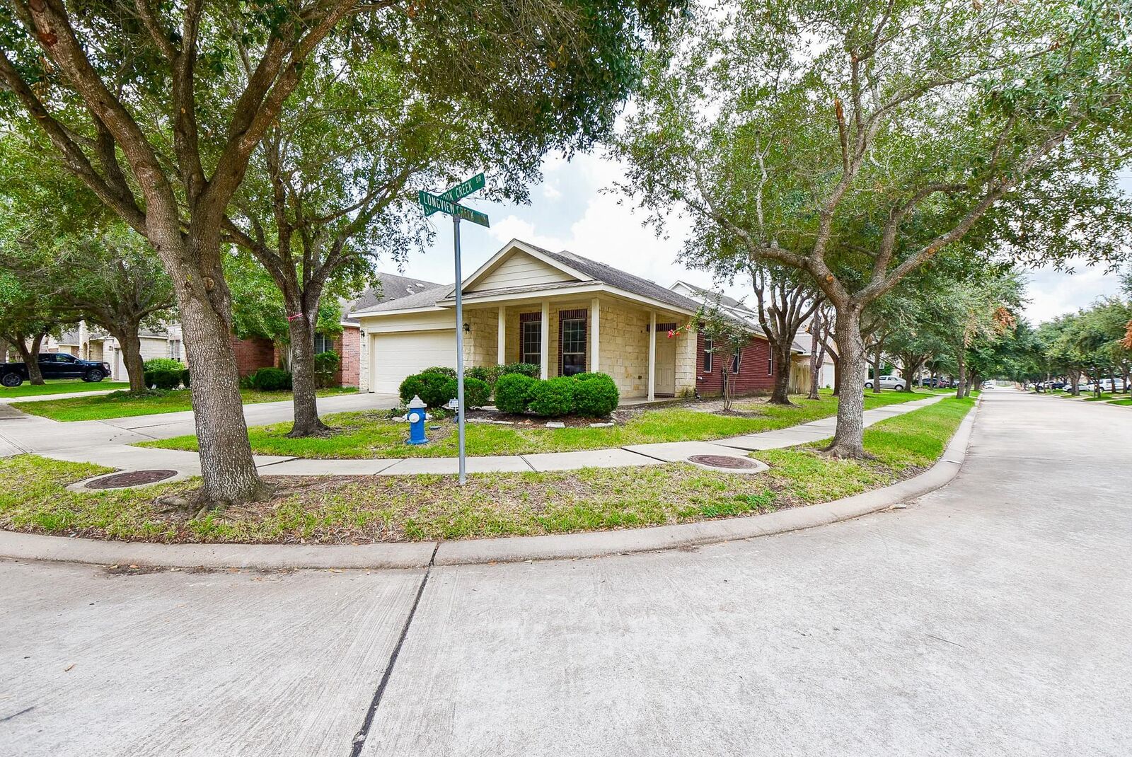 Property Photo:  6014 Starbrook Creek Drive  TX 77494