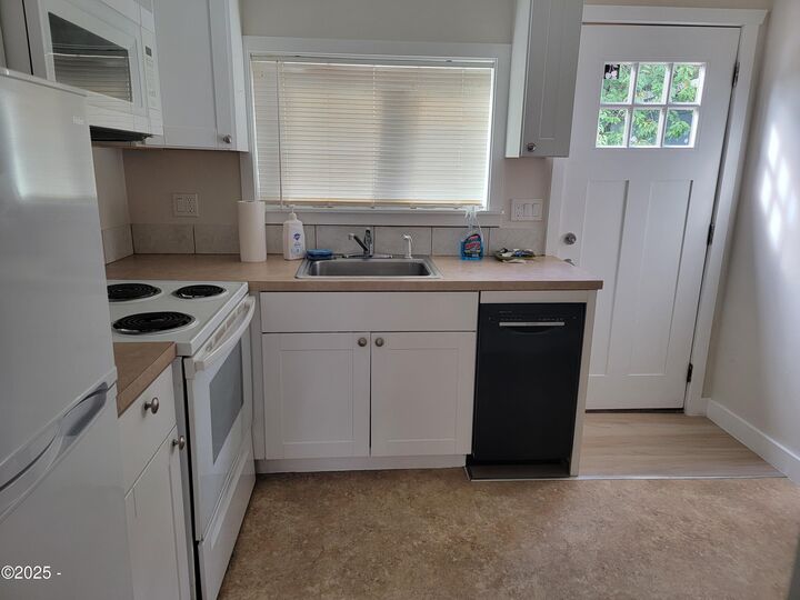 Property Photo:  635, 633 & 631 SE Elder Street  OR 97391 