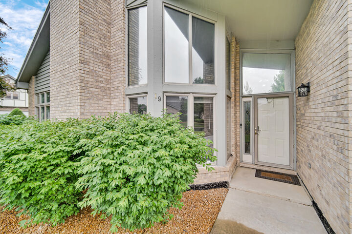 Property Photo:  19 W Bay Road  IL 60463 