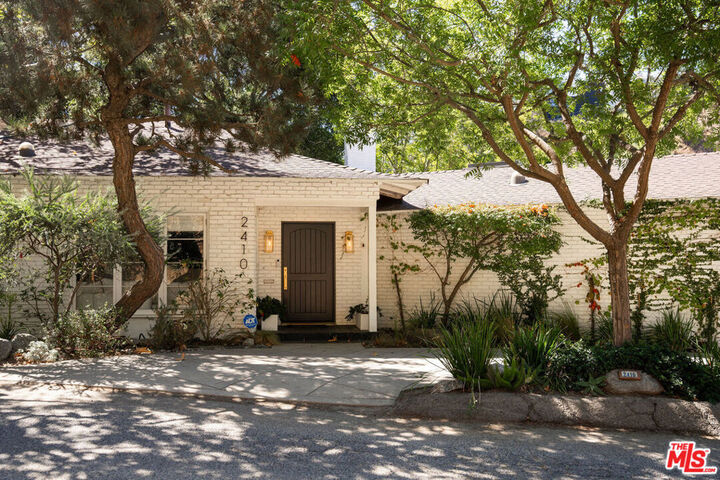 Property Photo:  2410 E Nichols Canyon Road  CA 90046 