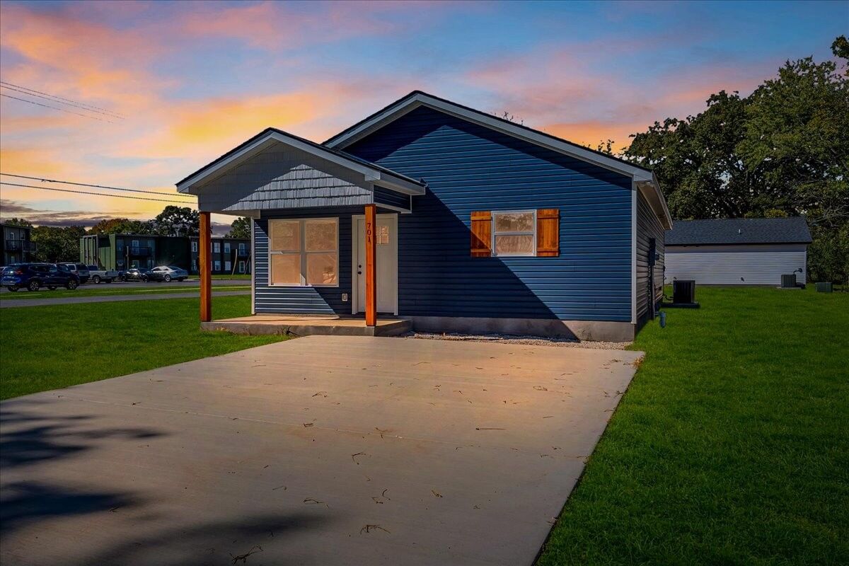 Property Photo:  701 E Grizzard St  TN 37388 