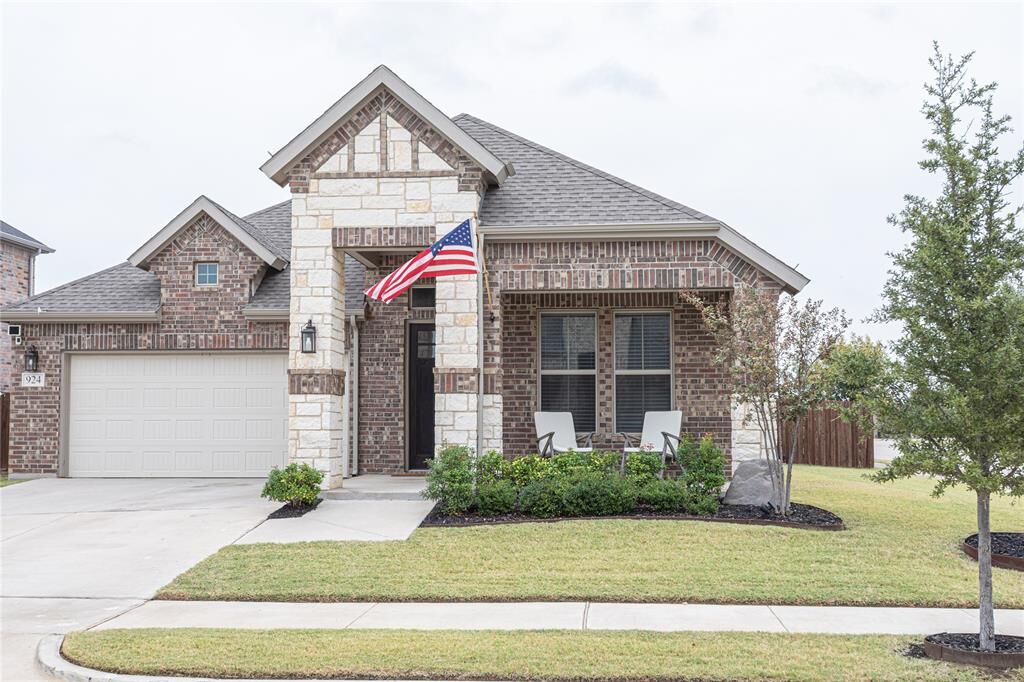 Property Photo:  924 Hawthorn Lane  TX 76063