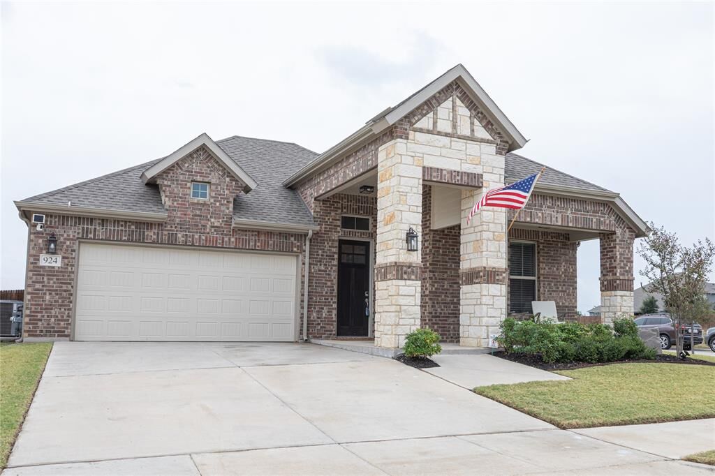 Property Photo:  924 Hawthorn Lane  TX 76063 