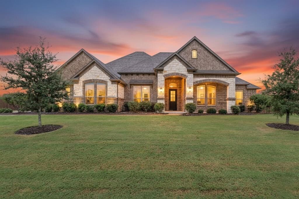Property Photo:  620 Nighthorse Circle  TX 75165