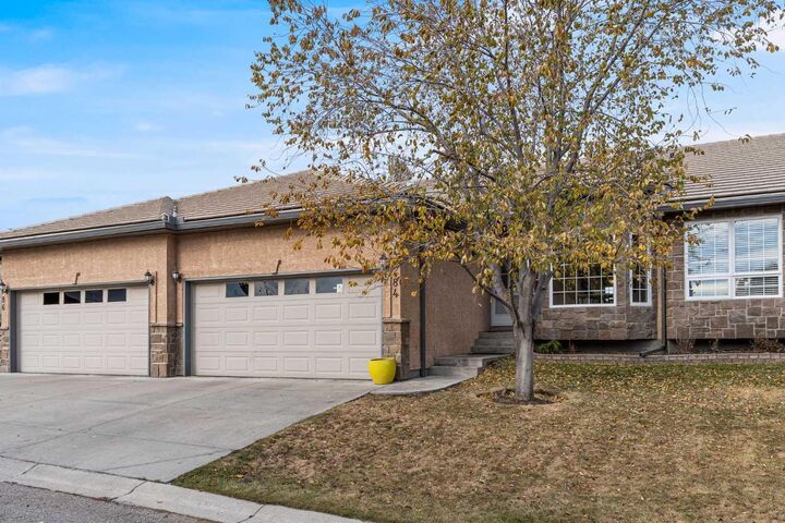 Property Photo:  84 Shannon Estates Terrace SW  AB T2Y 4C6