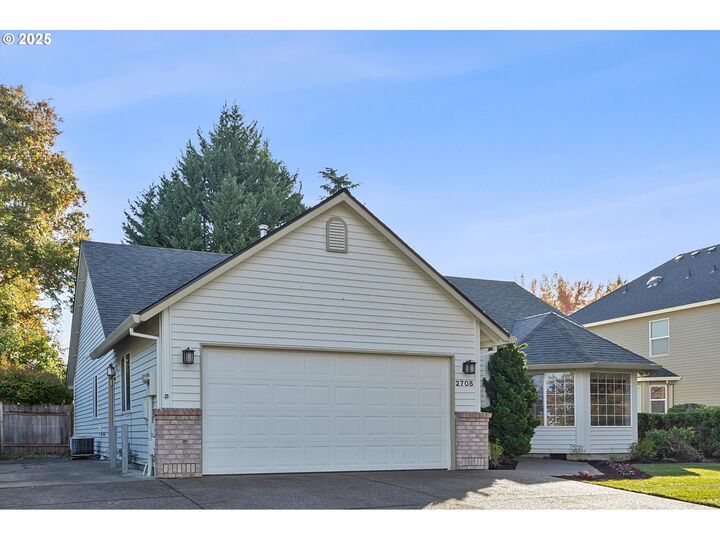 Property Photo:  2708 N Main St  OR 97132