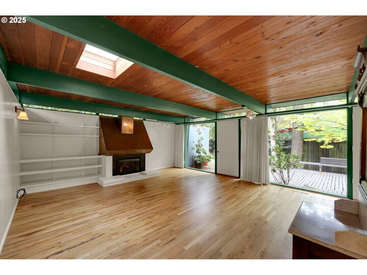 Property Photo:  195 W 35th Pl  OR 97405