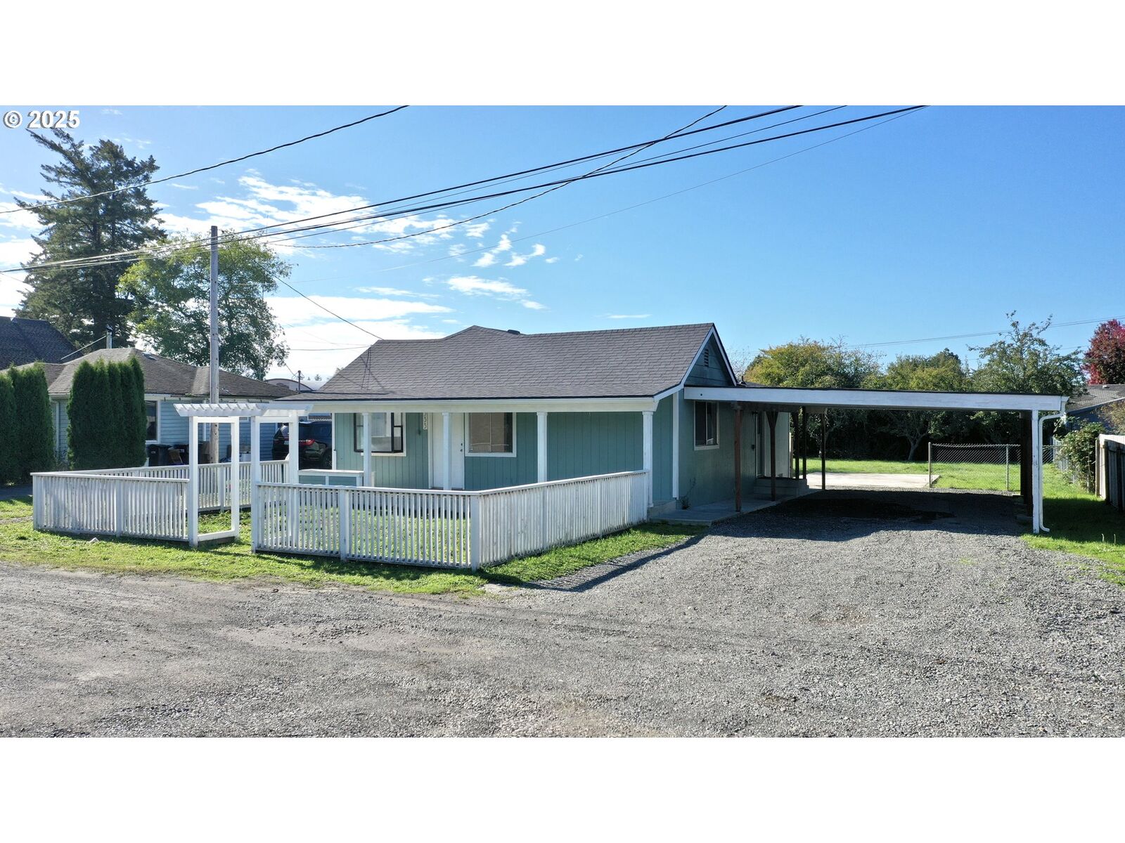 Property Photo: 533 Art St OR 97415