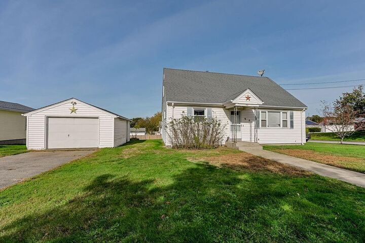 92 Bracket Avenue  Tiverton RI 02878 photo