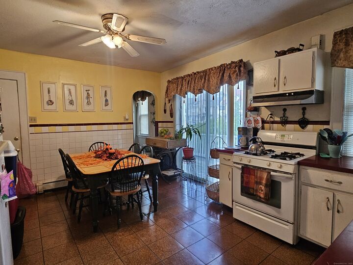 Property Photo:  566 Wood Avenue  CT 06604
