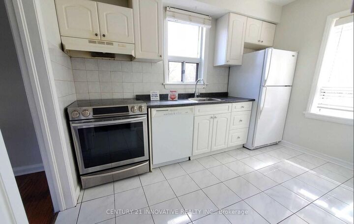 Photo de la propriété:  3 Calderon Crescent Crescent Main  ON M2R 2E4