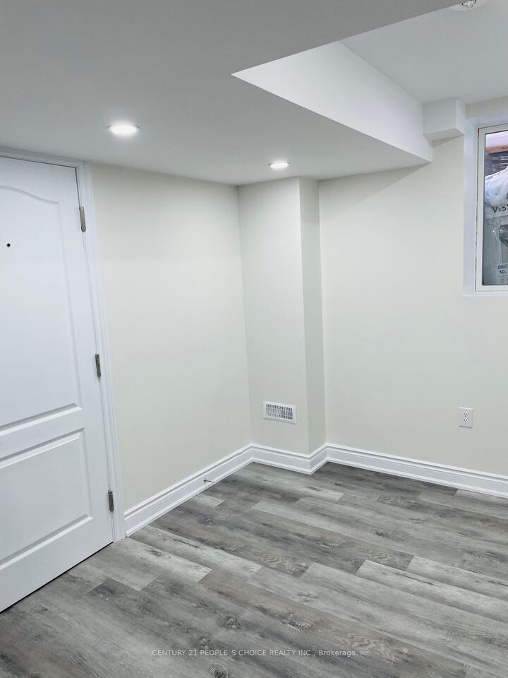 Photo de la propriété:  44 Enford Cres Bsmt Crescent  ON L7A 0G1