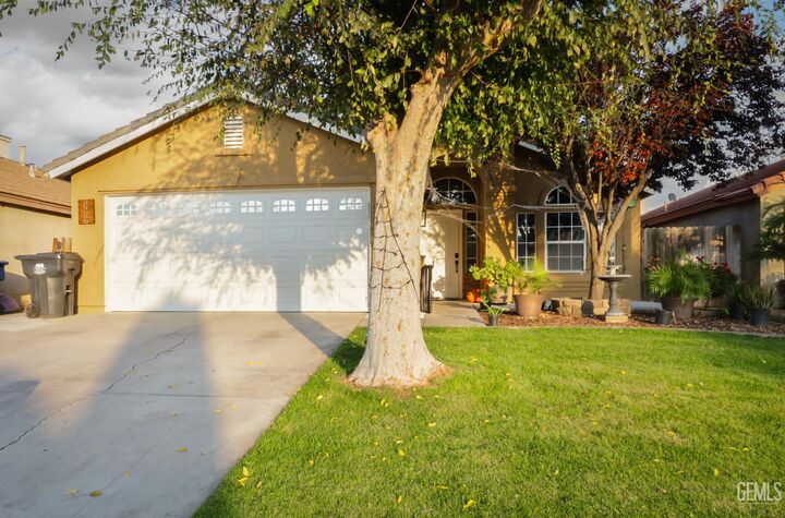 Property Photo: 5906 Autumn Crest Drive CA 93313