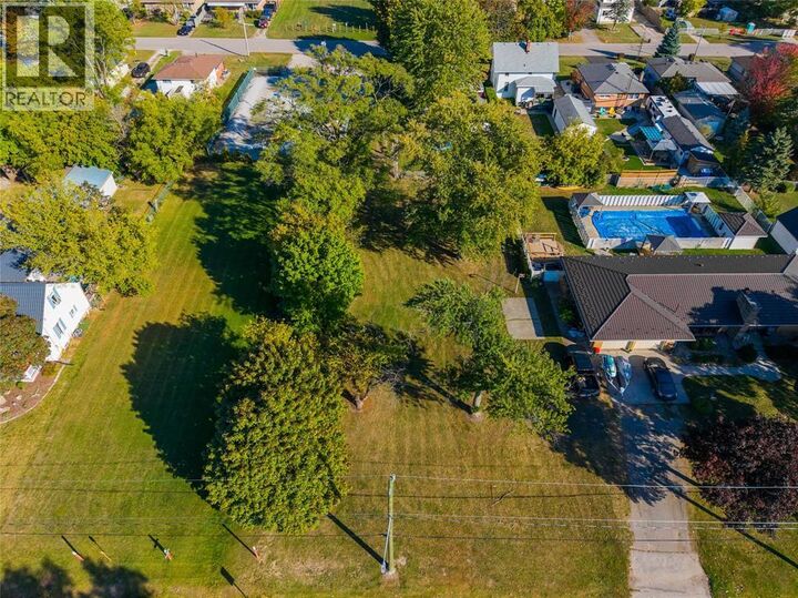 Photo de la propriété:  2002 St. Clair Parkway  ON N7T 7H5