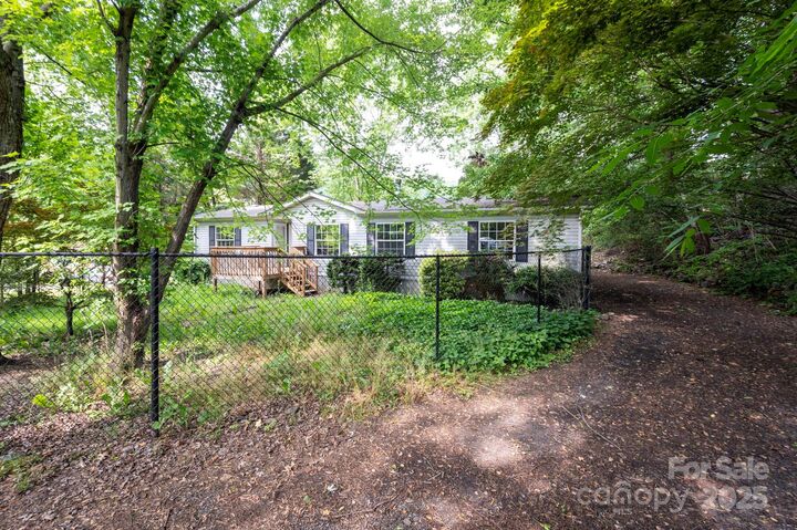 Property Photo:  6 Wisteria Court  NC 28806 