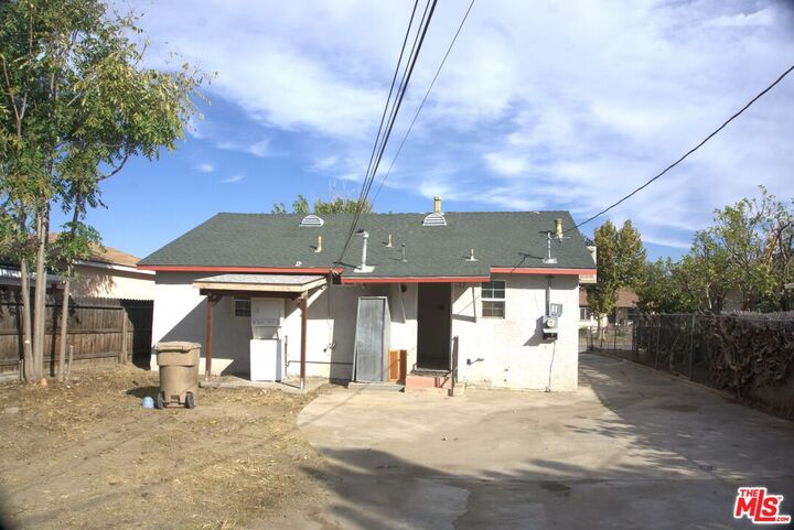 Property Photo: 421 Wilkins St CA 93307