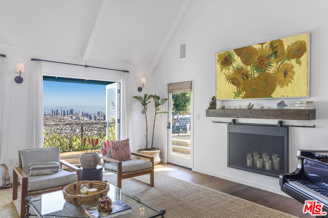 Property Photo:  8148 Mannix Dr  CA 90046 