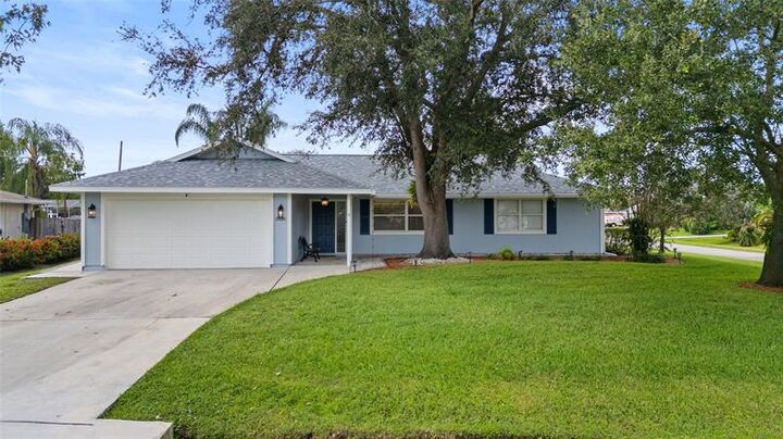 Property Photo:  2526 SW Hinchman St  FL 34984