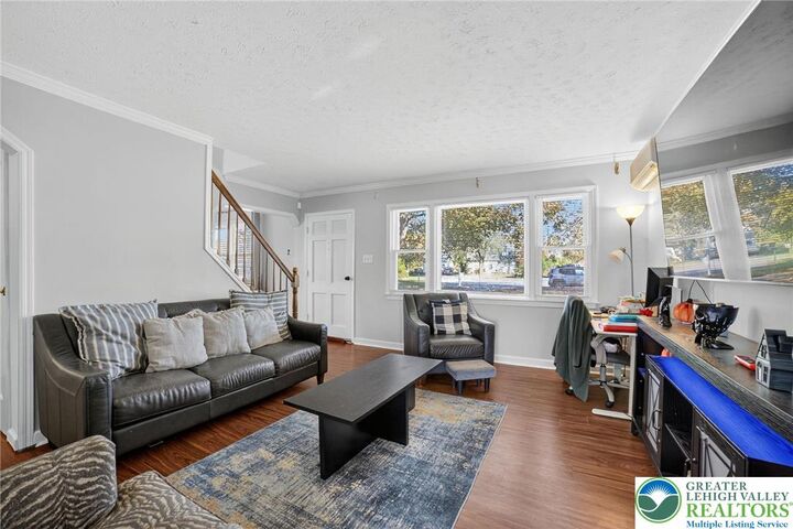 Property Photo:  4 Middle Court  PA 18045