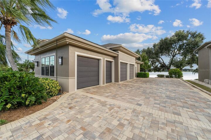 Property Photo: 414 Meandering Way FL 33868