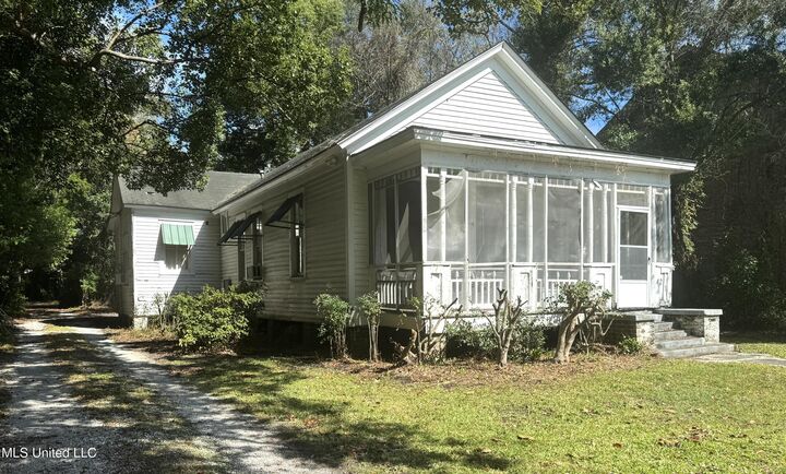 Property Photo:  4219 Bellview Avenue  MS 39563