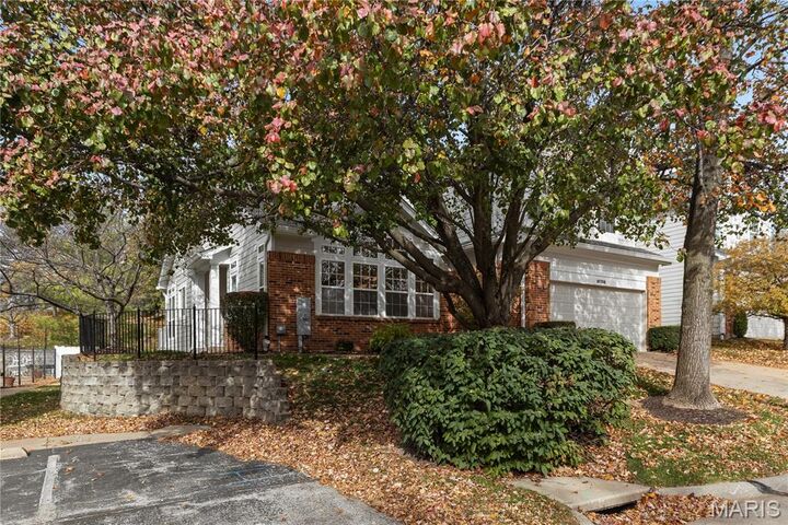 16758 Chesterfield Bluffs Circle  Chesterfield MO 63005 photo