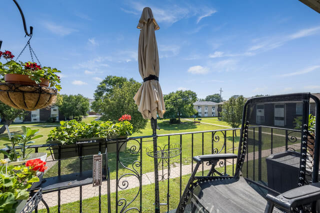 Property Photo:  8808 N Leslie Lane 2F  IL 60016