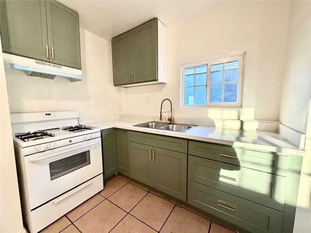 Property Photo:  890 E 4th St  CA 91766