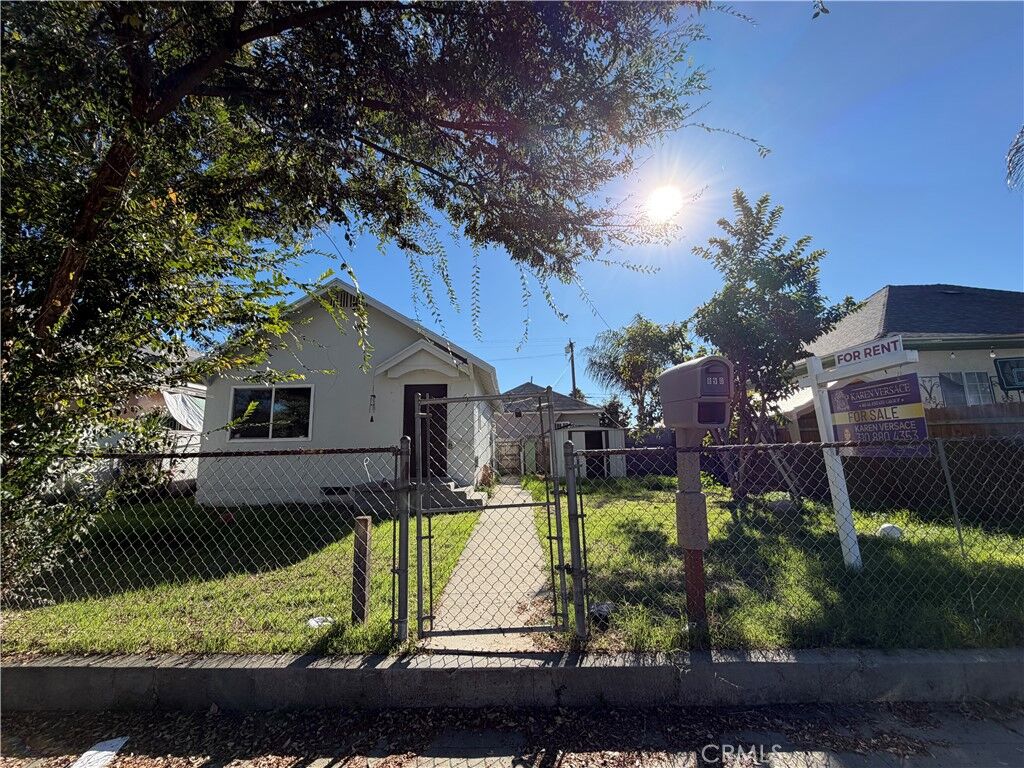 Property Photo:  890 E 4th St  CA 91766 
