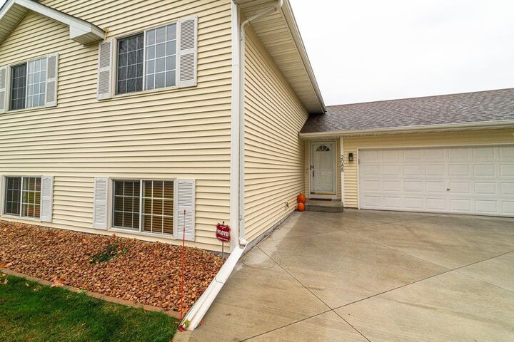 Property Photo:  2088 Eastway Avenue  MN 55379