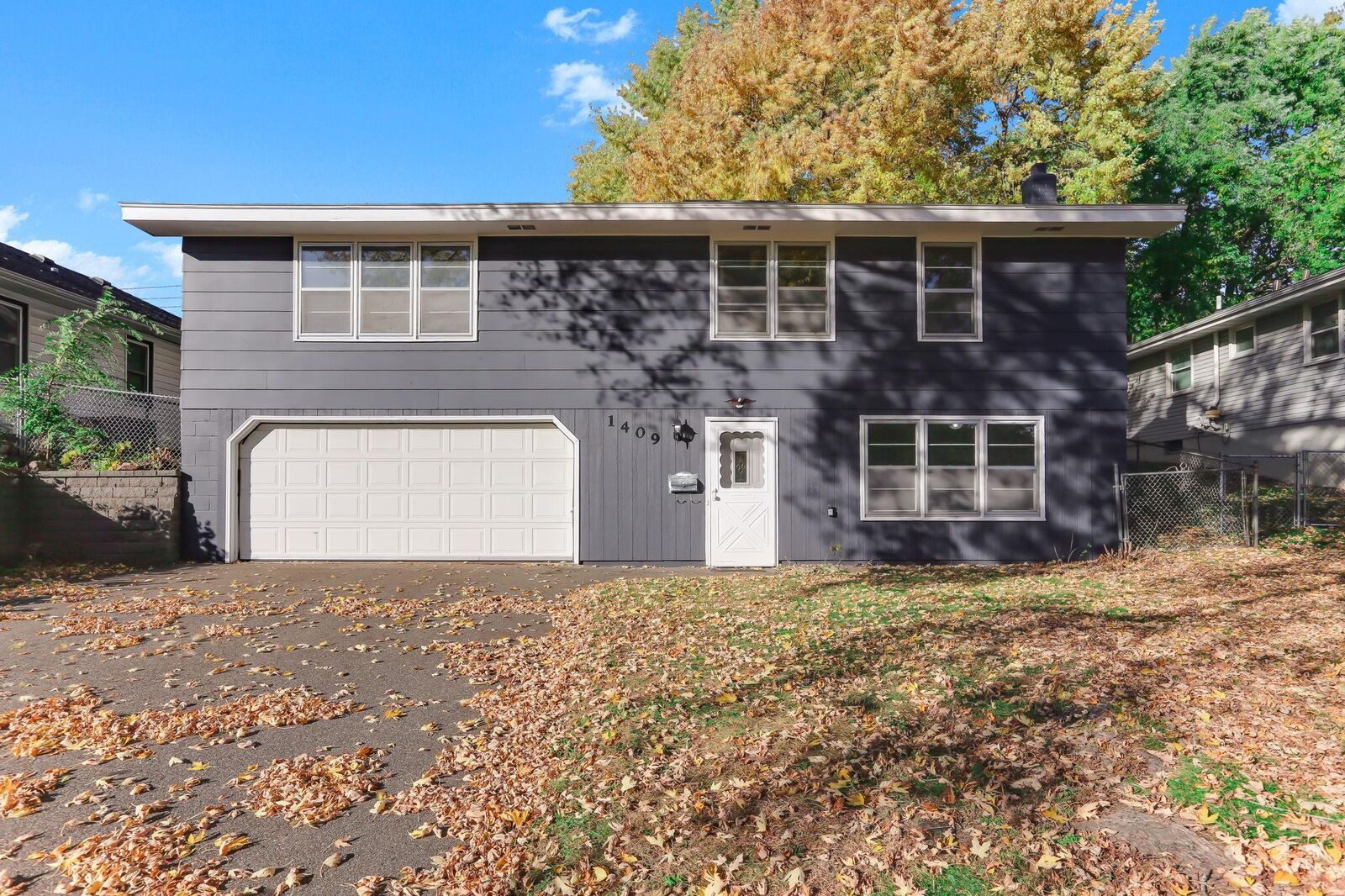 Property Photo:  1409 Independence Avenue N  MN 55427 