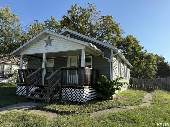 Property Photo:  205 N Plum Street  IL 62924 