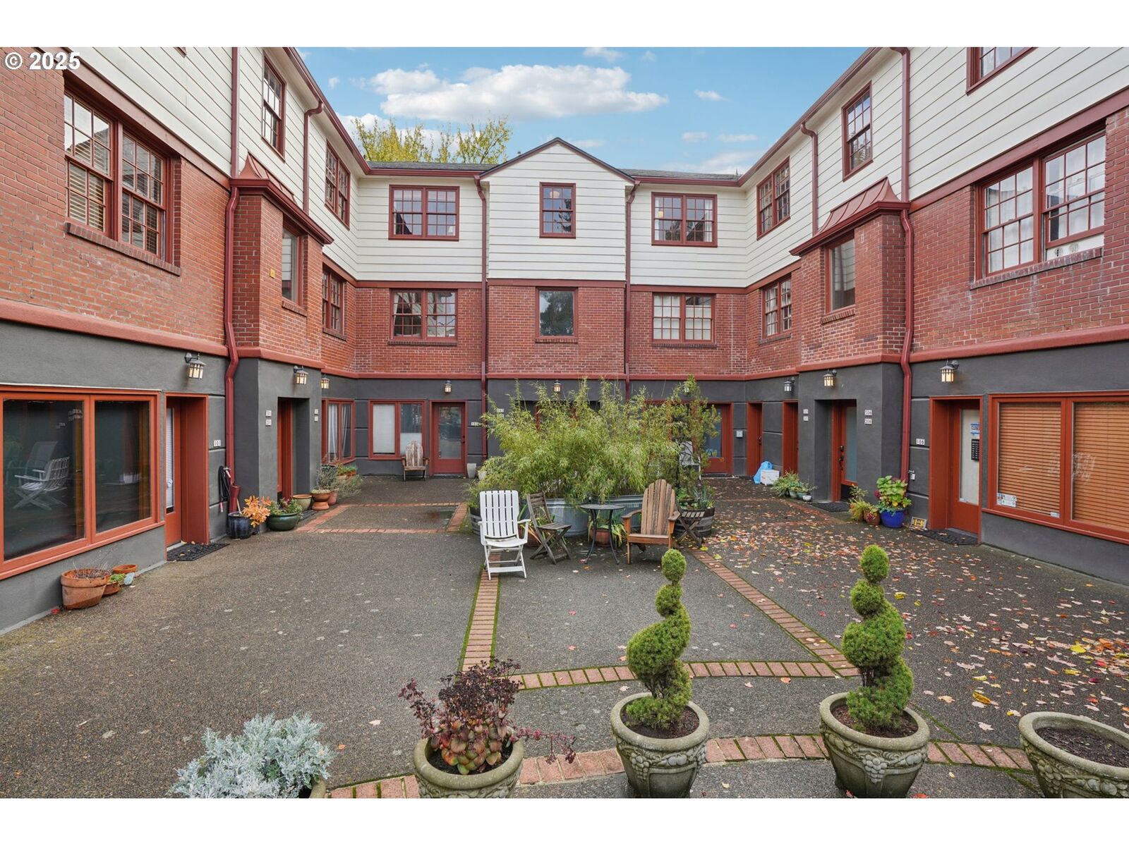 Property Photo: 5400 NE 30th Ave 304 OR 97211