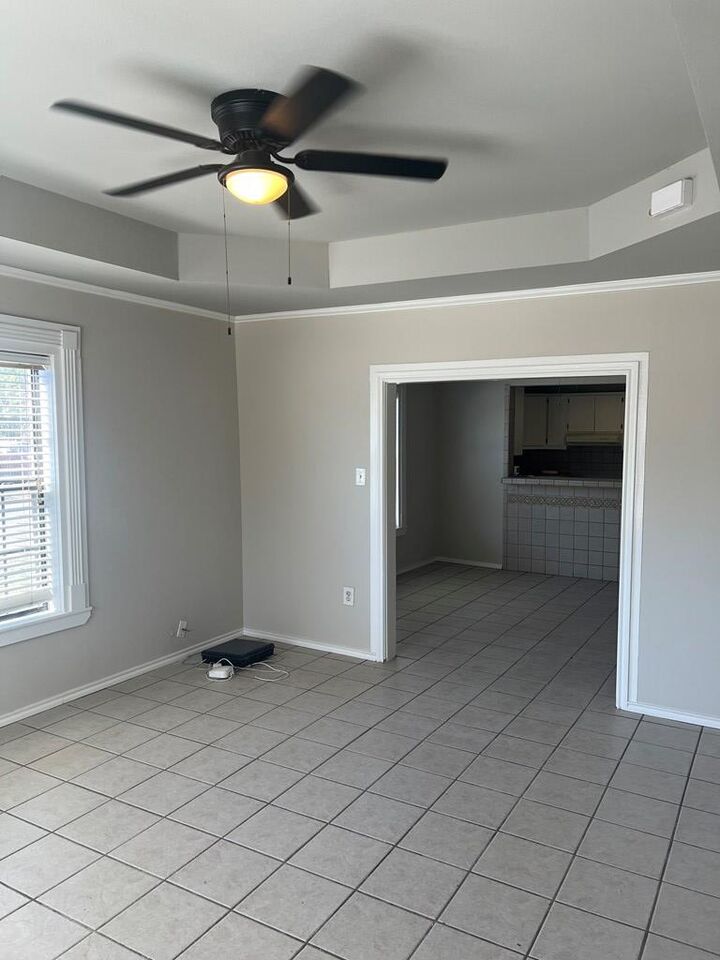 Property Photo: 902 E 17th St TX 76903