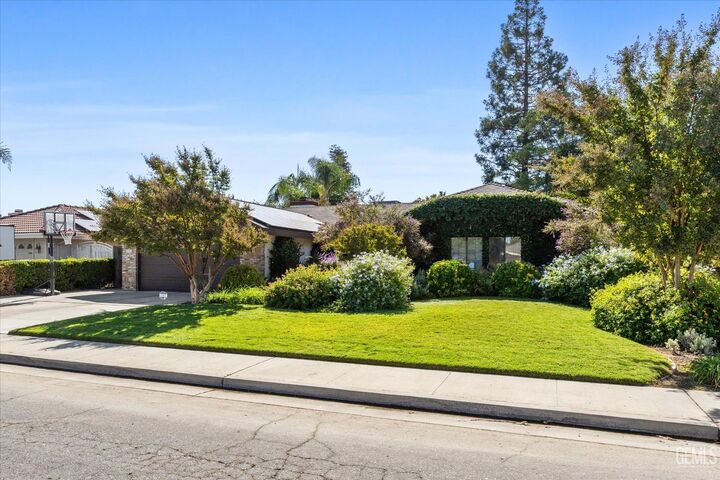 Property Photo: 8909 Summer Creek Road CA 93311