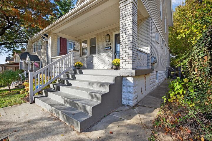 Property Photo: 2204 Cathedral Avenue OH 45212