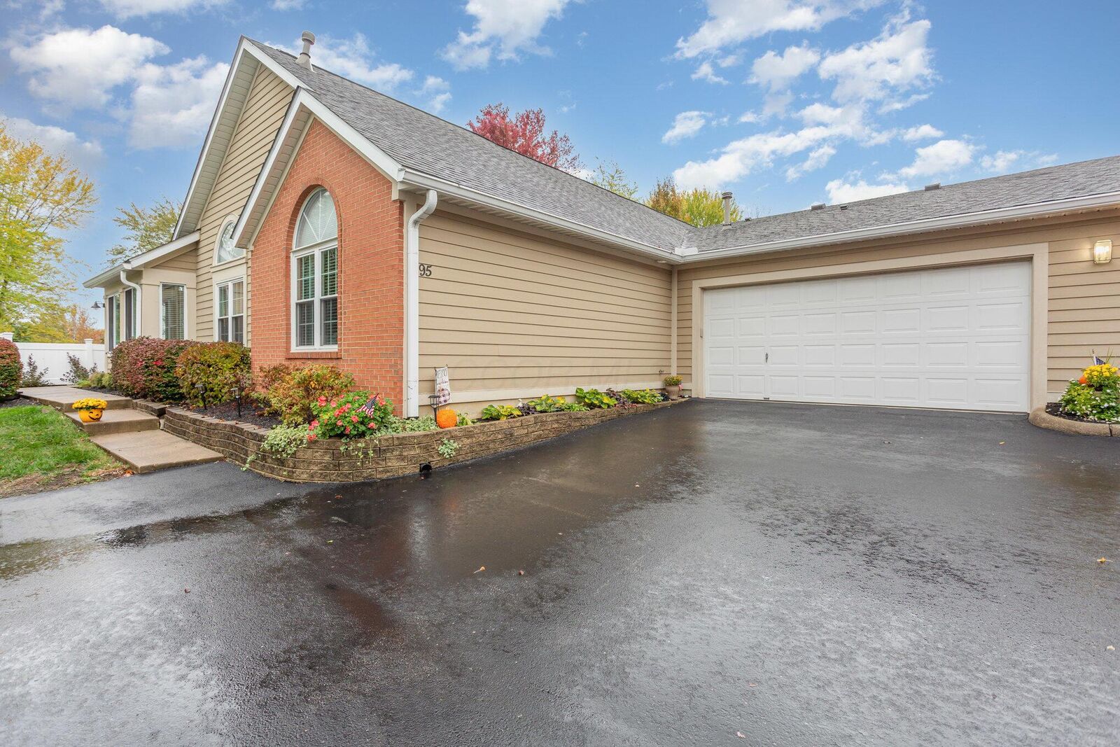 Property Photo:  95 Green Lane  OH 43147 