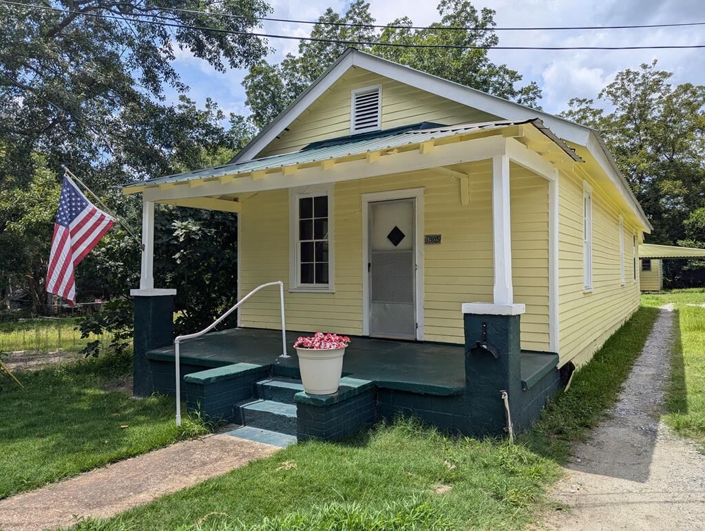 Property Photo:  1905 10th Avenue  AL 36867