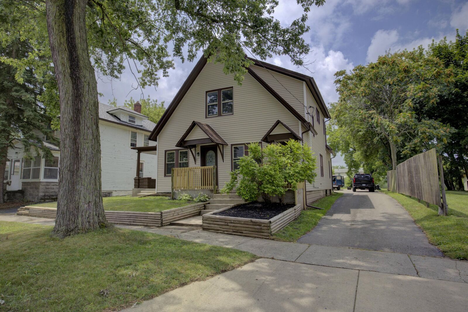 Property Photo:  512 N East Avenue  MI 49201 
