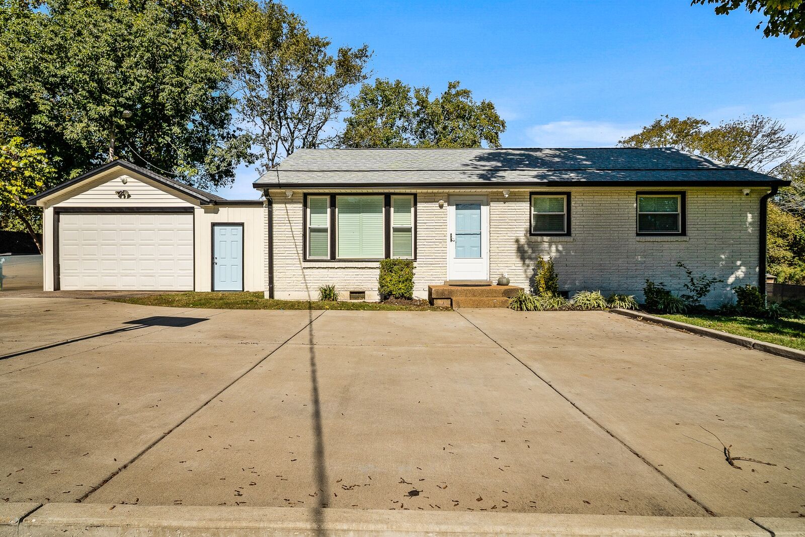 Property Photo:  3804 Barlow Dr  TN 37211 