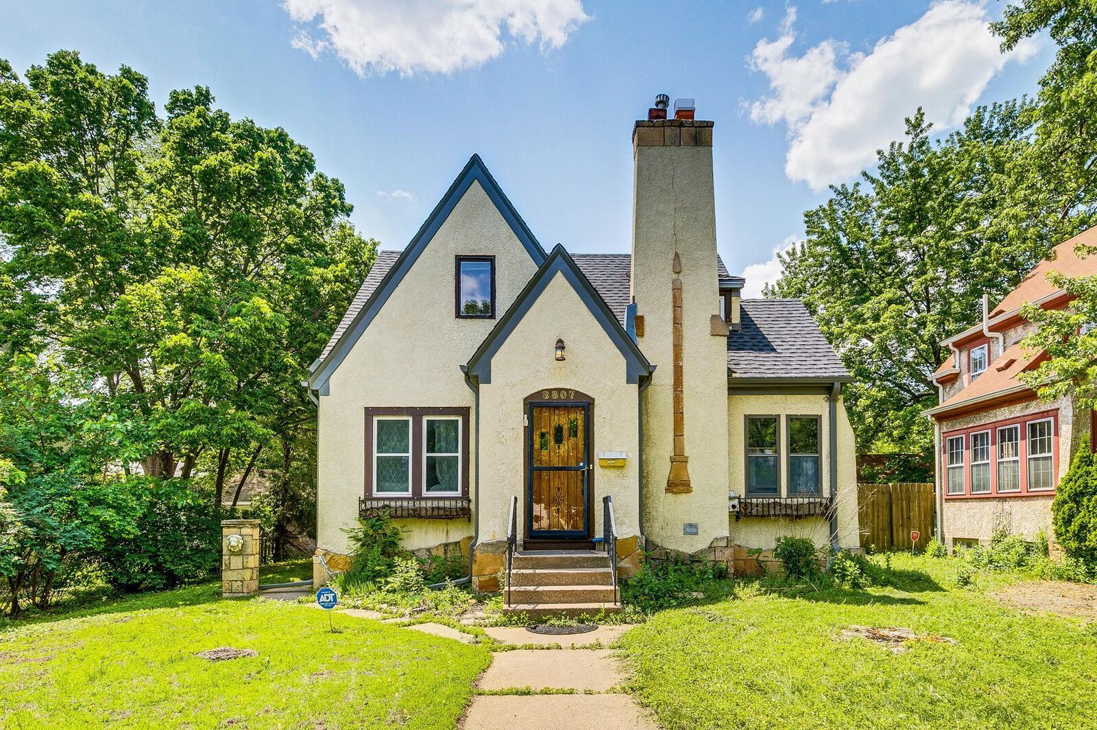 Property Photo:  3807 Hubbard Avenue N  MN 55422