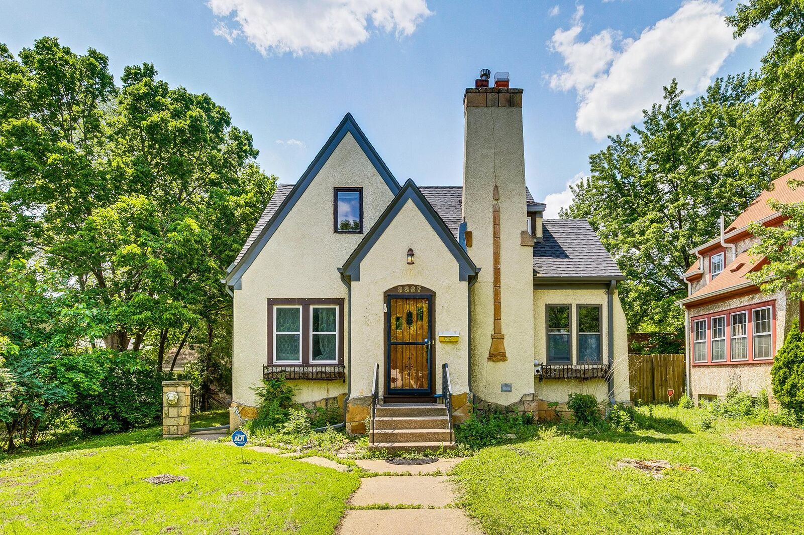 Property Photo: 3807 Hubbard Avenue N MN 55422