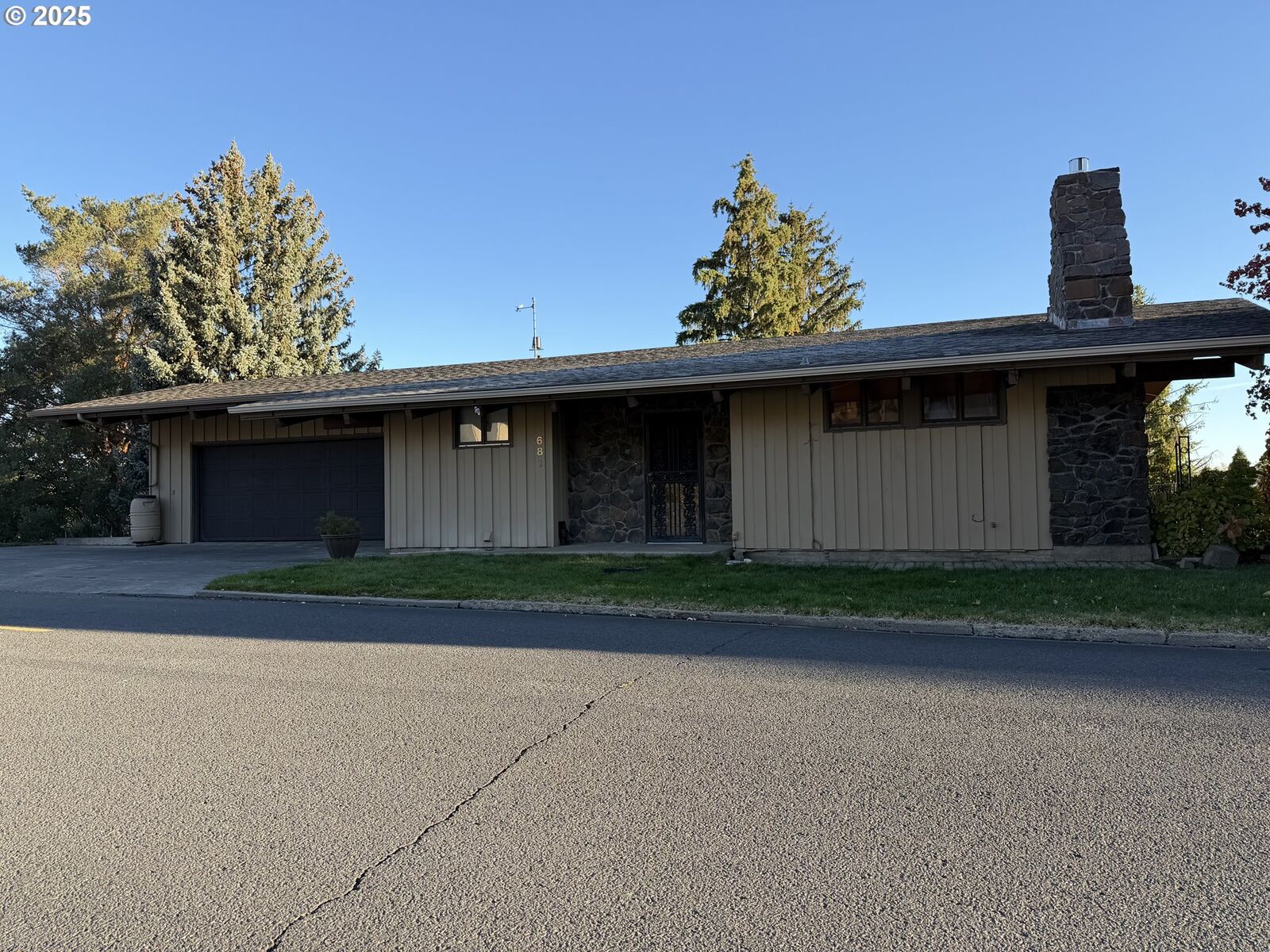Property Photo:  681 College St  OR 97862 