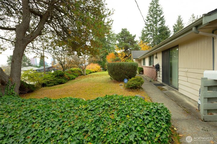 Property Photo:  2105  100th Avenue NE  WA 98004