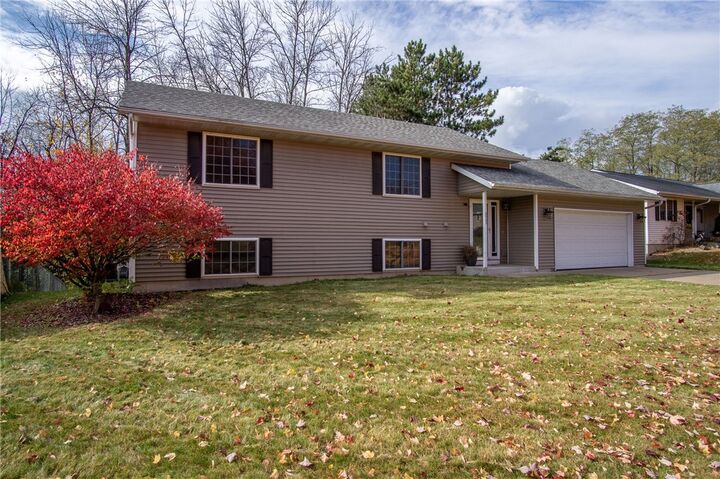 Property Photo:  2523 Kenora Parkway  WI 54703