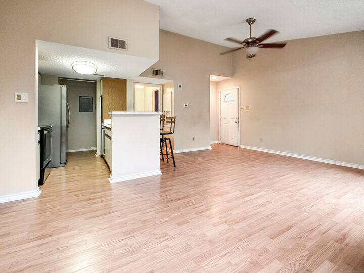 Property Photo:  31 High Street Apt 11304  CT 06118 