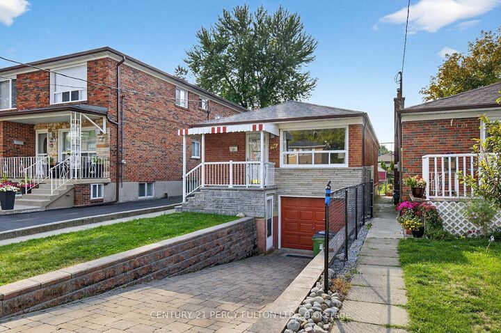 Photo de la propriété:  98 Granger Avenue  ON M1K 3L3