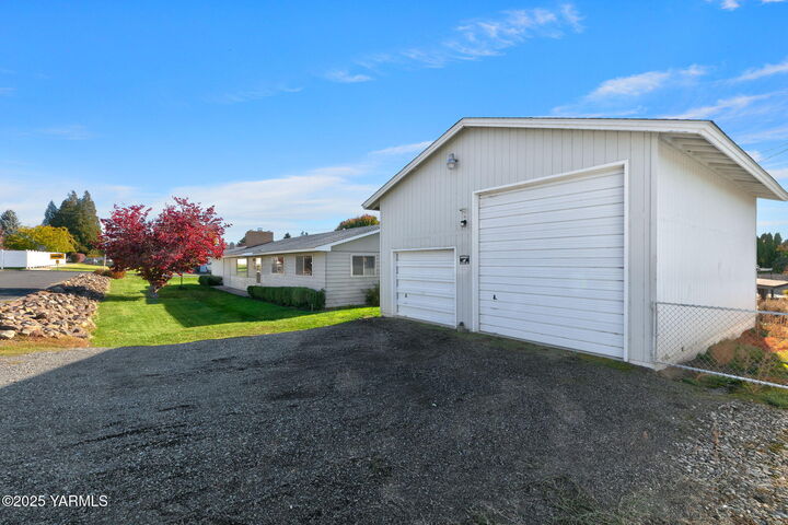 402 S 44th Ave  Yakima WA 98908 photo