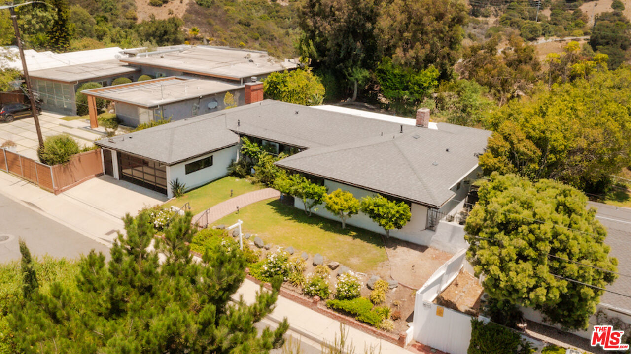 Property Photo:  2700 Carmar Dr  CA 90046 