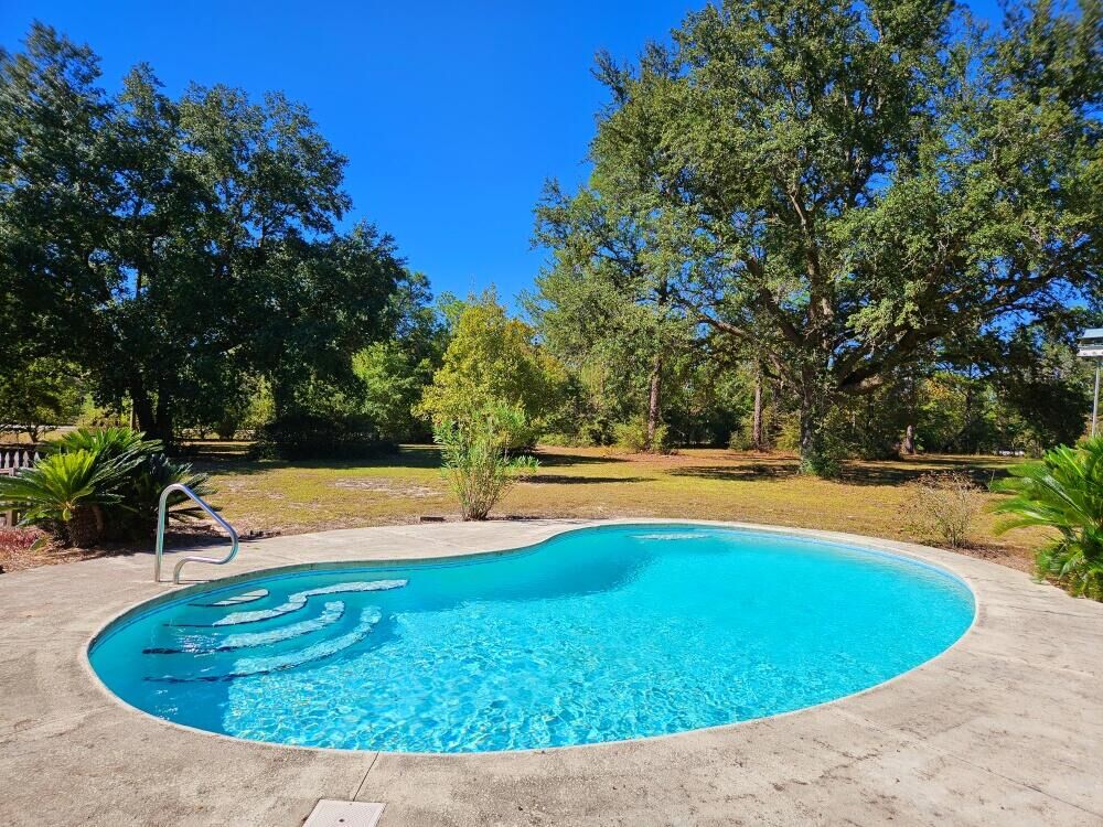 Property Photo: 4017 Bear Creek Road FL 32539
